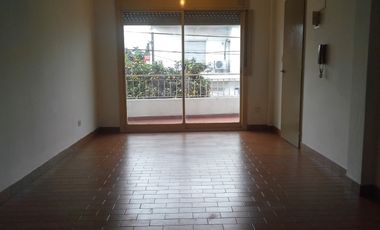 1 ambiente al frente con amplio balcón, primer piso por escalera. A doscuadras de la estación Ciudadela.