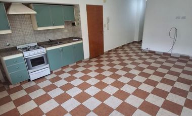 Departamento 2 ambientes con cochera y patio