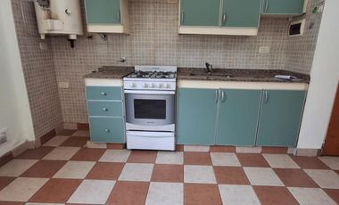 Departamento 2 ambientes con cochera y patio