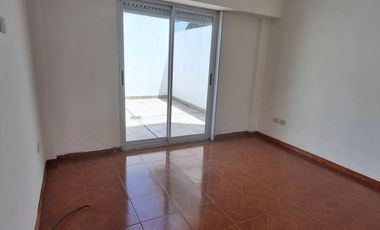 Departamento 2 ambientes con cochera y patio
