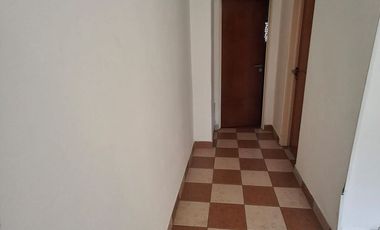 Departamento 2 ambientes con cochera y patio