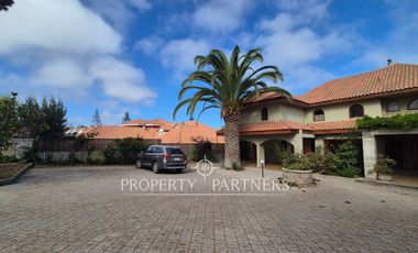 Gran casa de dos niveles en calle cerrada con linda vista despejada a Coquimbo
