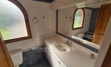 Gran casa de dos niveles en calle cerrada con linda vista despejada a Coquimbo