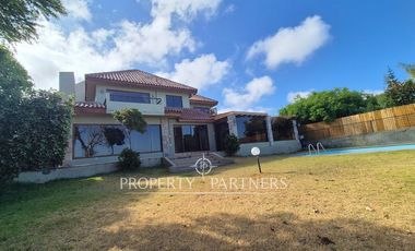 Gran casa de dos niveles en calle cerrada con linda vista despejada a Coquimbo