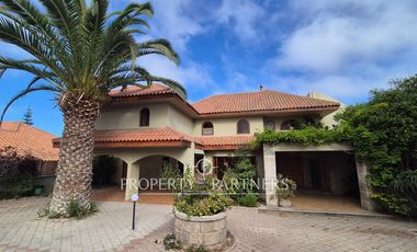 Gran casa de dos niveles en calle cerrada con linda vista despejada a Coquimbo