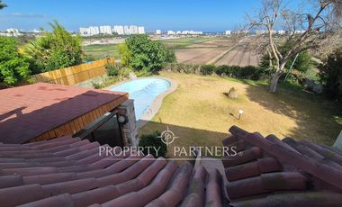 Gran casa de dos niveles en calle cerrada con linda vista despejada a Coquimbo