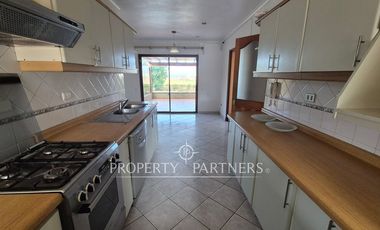 Gran casa de dos niveles en calle cerrada con linda vista despejada a Coquimbo