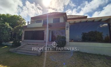 Gran casa de dos niveles en calle cerrada con linda vista despejada a Coquimbo