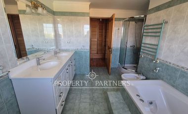 Gran casa de dos niveles en calle cerrada con linda vista despejada a Coquimbo