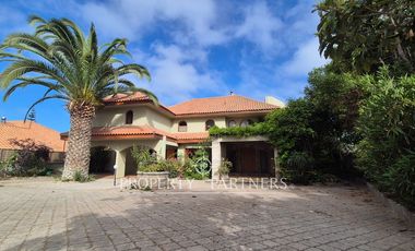 Gran casa de dos niveles en calle cerrada con linda vista despejada a Coquimbo