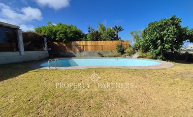 Gran casa de dos niveles en calle cerrada con linda vista despejada a Coquimbo