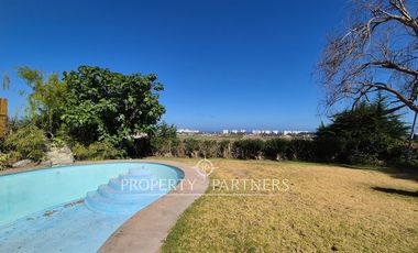 Gran casa de dos niveles en calle cerrada con linda vista despejada a Coquimbo