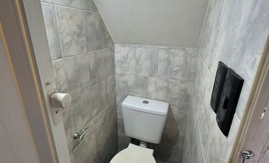 Duplex de 3 ambientes al frente en dos plantas, con entrada de auto ypatio. Villa Luzuriaga