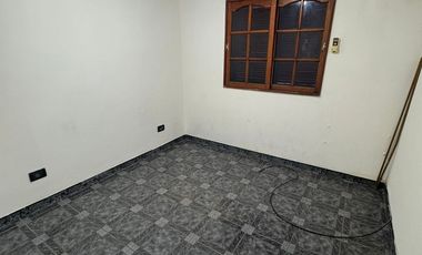 Duplex de 3 ambientes al frente en dos plantas, con entrada de auto ypatio. Villa Luzuriaga