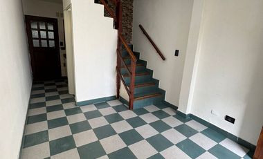 Duplex de 3 ambientes al frente en dos plantas, con entrada de auto ypatio. Villa Luzuriaga