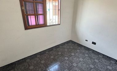 Duplex de 3 ambientes al frente en dos plantas, con entrada de auto ypatio. Villa Luzuriaga