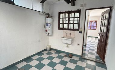 Duplex de 3 ambientes al frente en dos plantas, con entrada de auto ypatio. Villa Luzuriaga