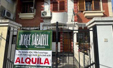 Duplex de 3 ambientes al frente en dos plantas, con entrada de auto ypatio. Villa Luzuriaga