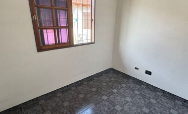 Duplex de 3 ambientes al frente en dos plantas, con entrada de auto ypatio. Villa Luzuriaga