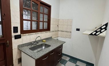Duplex de 3 ambientes al frente en dos plantas, con entrada de auto ypatio. Villa Luzuriaga