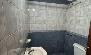 Duplex de 3 ambientes al frente en dos plantas, con entrada de auto ypatio. Villa Luzuriaga