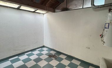 Duplex de 3 ambientes al frente en dos plantas, con entrada de auto ypatio. Villa Luzuriaga