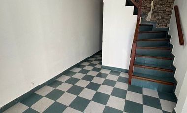 Duplex de 3 ambientes al frente en dos plantas, con entrada de auto ypatio. Villa Luzuriaga