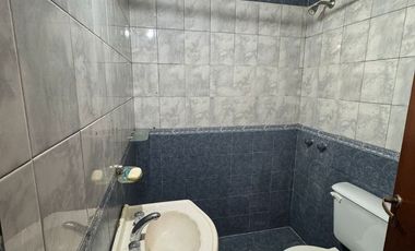 Duplex de 3 ambientes al frente en dos plantas, con entrada de auto ypatio. Villa Luzuriaga
