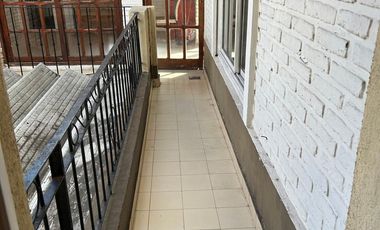 ALQUILER DE PH EN PLANTA ALTA. M.CORONADO