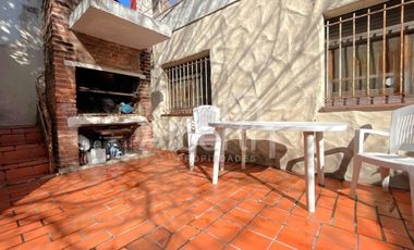 VENTA CASA 4 AMBIENTES EN HAEDO.