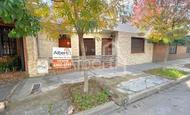 VENTA CASA 4 AMBIENTES EN HAEDO.