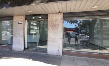 SE ALQUILA LOCAL 160m2   SOBRE AV. RIVADAVIA