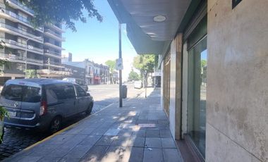 SE ALQUILA LOCAL 160m2   SOBRE AV. RIVADAVIA