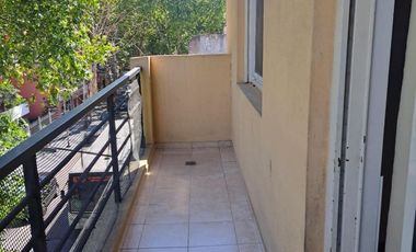 excelente 2 ambientes con balcon y patio