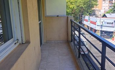 excelente 2 ambientes con balcon y patio