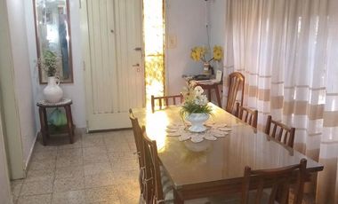 Muy linda casa en venta en Parque Mattaldi 2 dormitorios + dependencia