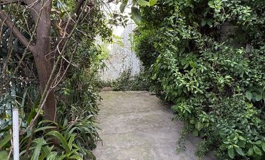 PH al frente con jardín a refaccionar en Isidro Casanova