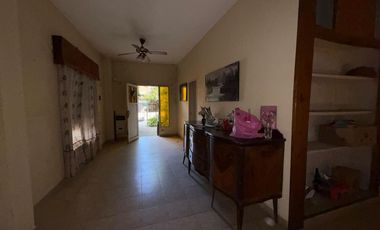 PH al frente con jardín a refaccionar en Isidro Casanova