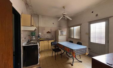 PH al frente con jardín a refaccionar en Isidro Casanova