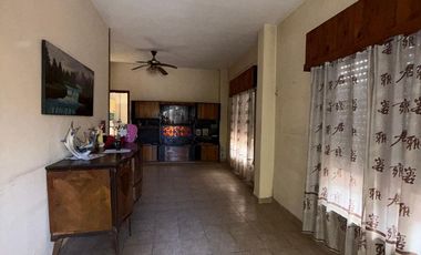 PH al frente con jardín a refaccionar en Isidro Casanova