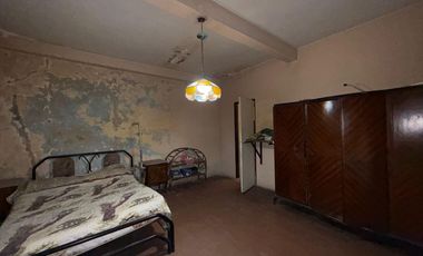 PH al frente con jardín a refaccionar en Isidro Casanova