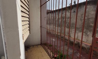 PH al frente con jardín a refaccionar en Isidro Casanova