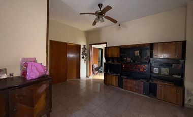 PH al frente con jardín a refaccionar en Isidro Casanova