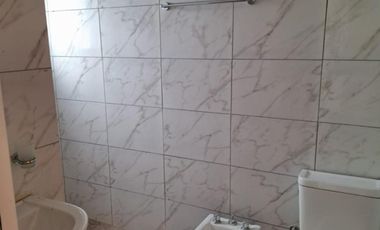 Se alquila amplio departamento zona centro