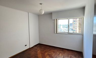 Venta Departamento 3 dormitorios + 1 dorm de serv  balcón z/Cañada U$S132.000.