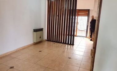 Excelente duplex 4 ambientes al frente con garage y patio. Villa Luzuriaga