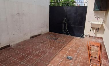 Excelente duplex 4 ambientes al frente con garage y patio. Villa Luzuriaga