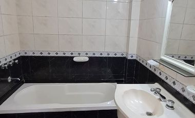 Excelente duplex 4 ambientes al frente con garage y patio. Villa Luzuriaga