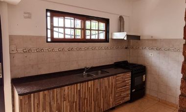 Excelente duplex 4 ambientes al frente con garage y patio. Villa Luzuriaga