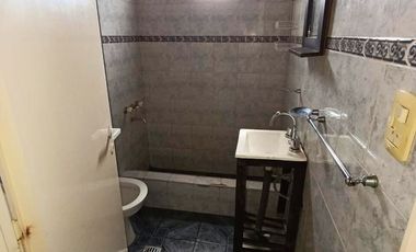 Ph De 3 Amb. En Alquiler C/ Entrada De Auto Y Terraza Libre, La Tablada,Provincia De Buenos Aires.